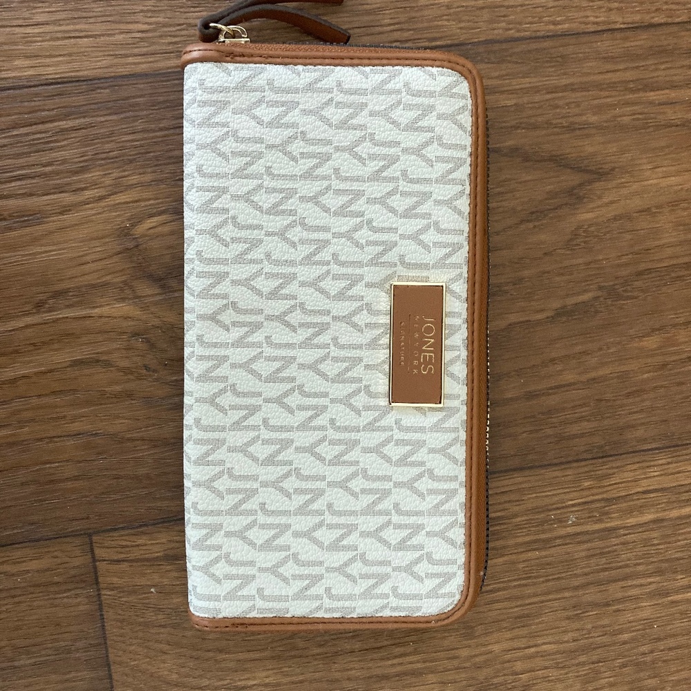Jones New York wallet